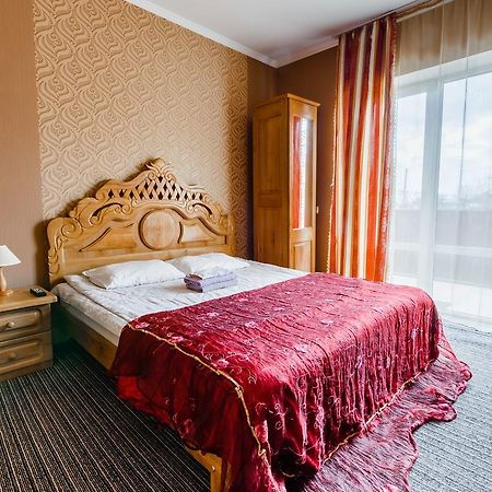 Everest Ivano-Frankivsk Luaran gambar