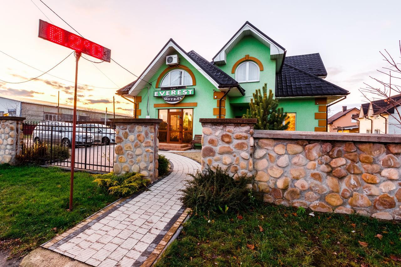 Everest Ivano-Frankivsk Luaran gambar