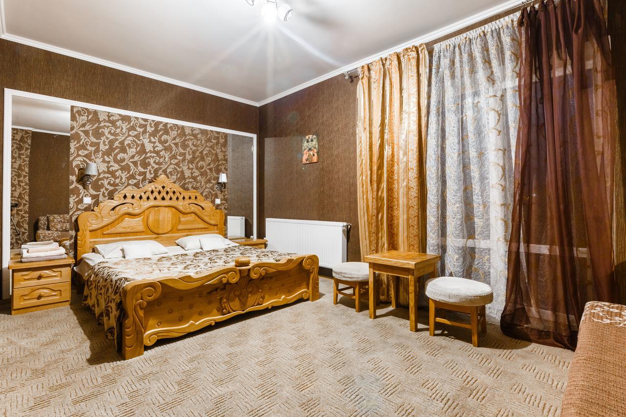 Everest Ivano-Frankivsk Luaran gambar