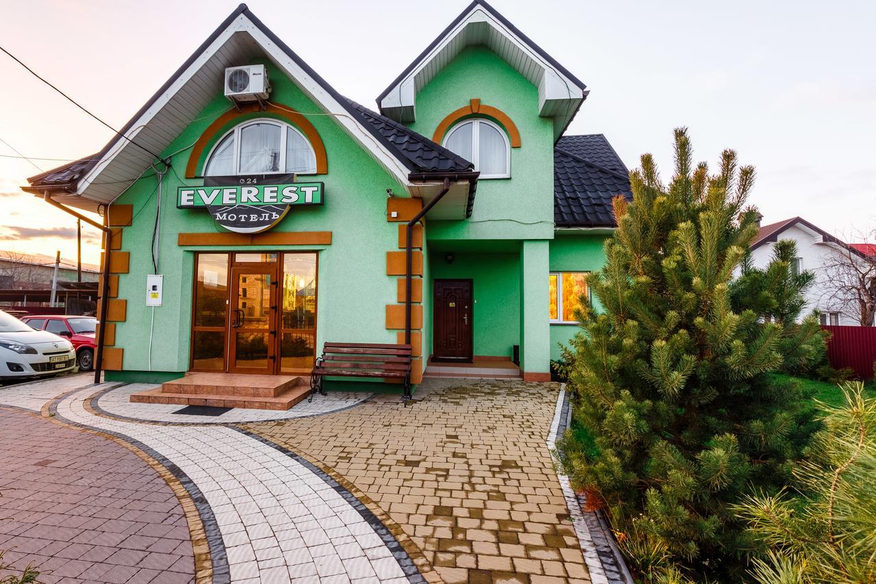 Everest Ivano-Frankivsk Luaran gambar